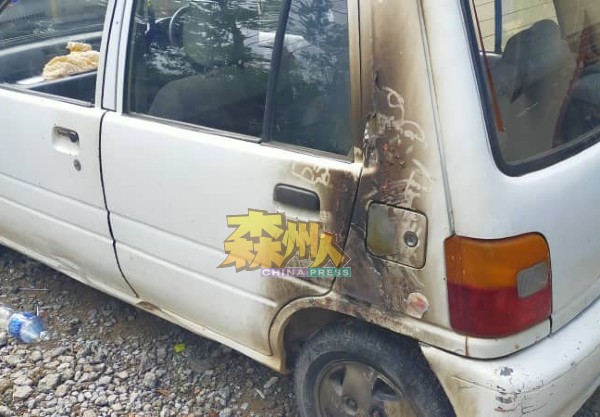 白色灵鹿轿车的汽油盖遭到烧毁。