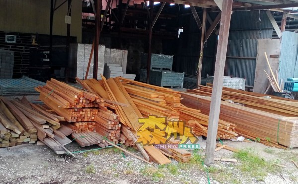 为免木料无人问津遭受日晒雨淋而损坏，杨群五金店的木料都放在有屋瓦遮盖之处。