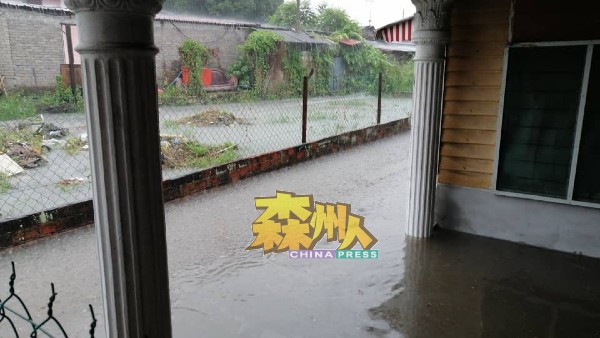 地势低洼的新村屋，自从附近有了屋业发展计划，频频逢雨成灾。