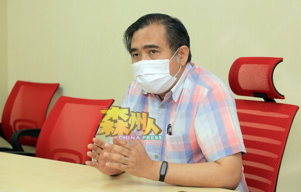陆兆福宣布芙蓉大巴刹千名贩商及员工将于周六（24日），在大巴刹泊车场展开新冠肺炎大筛检。