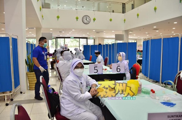 芙蓉市政局大厅被设置为临时接种疫苗中心，为约2000人接种新冠肺炎疫苗。