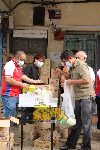 亚沙国会的团队，义务协助进行动食物篮的包装。