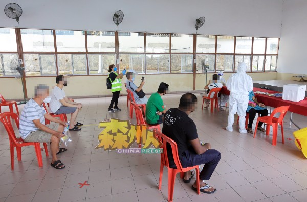 拉杭州选区是在亚沙新村民众会堂举行大筛检活动，现场有做好各种防疫SOP。