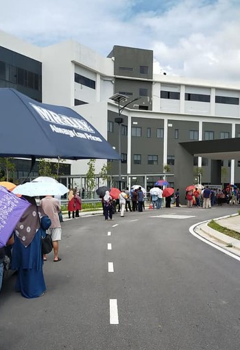 芦骨春泉镇UCSI私人医院疫苗接种中心被投诉出现人潮拥挤，人龙排至接种中心外。