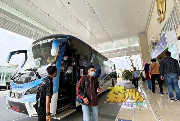 厂方通过安排巴士载送，分批把员工送到位于芙蓉达城的金群利休闲俱乐部。