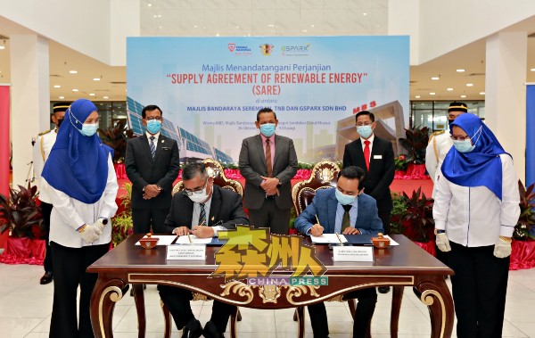 芙蓉市政局以身作则朝向节能模式，由查扎里（坐者左 ）代表芙蓉市政局签署再生能源供应协议。