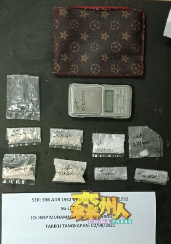 警方在行动中搜出22.50克的海洛因及8.30克的冰毒，逮捕1毒贩及1名吸毒者。