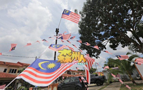 虽受疫情影响无法举办大型国庆活动，但蓬莱英比安花园睦邻计划在花园内布置并挂上国旗，让居民都能感受国庆气氛。