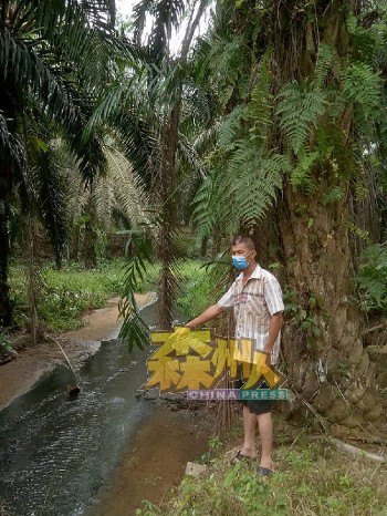 曾贵兴村长前往现场寻找河流受污染的蛛丝马迹。