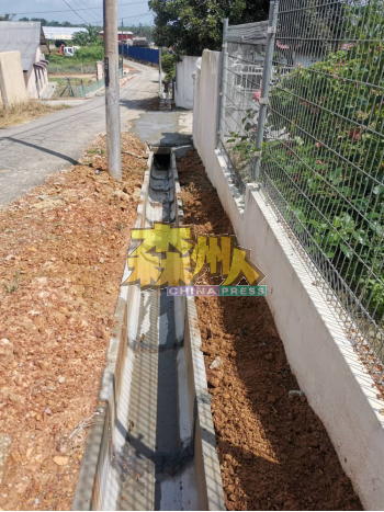 马口平芭新村第一路，获得房屋及地方政府部拨出的10万令吉，用于重铺马路沥青及修建新排水系统。