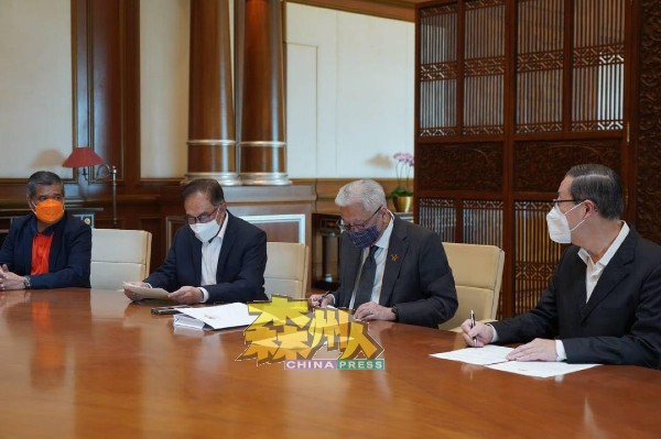 希盟最高领导层与依斯迈沙比里（右2）在布城会面，左起莫哈末沙布、安华，右为林冠英。