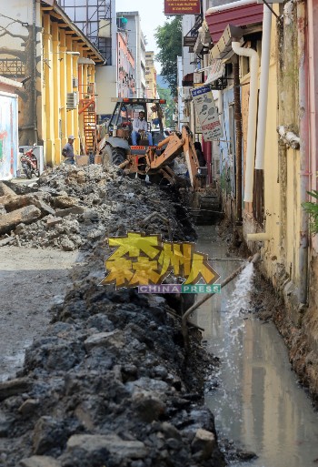芙蓉老街落在艺术巷计划的后巷路提升排水沟工程，在如火如荼动工。