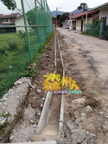 乌鲁峇玲珑新村的排水沟早已陈旧破烂多年，终获拨款全面提升及维修。