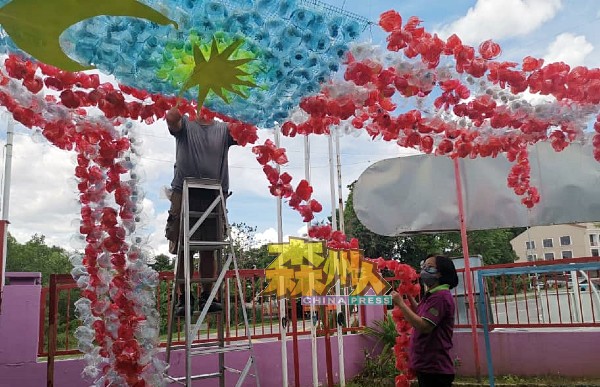 冼嘉慧在幼儿园空地，挂起环保国旗，用她的方式向马来西亚说爱。