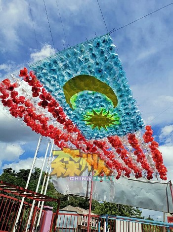 一面长达15尺的环保国旗，冼嘉慧一个人一双手花了2个月时间，用了近千个用后宝特瓶，终于大功告成。