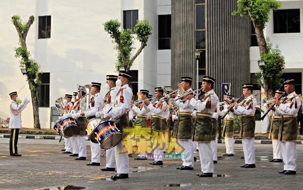 大马皇家军乐队现场吹奏多首爱国歌曲。
