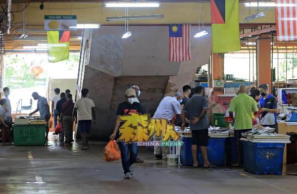 芙蓉大巴刹重开首日呈现零营业状态的鱼摊区，周三已有多个摊贩重新出发，到来采买的人也很多。