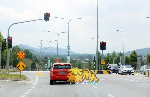 工程局不但重划路线，在红绿灯交通岛处涂上醒目的黄黑色，提醒道路使用者。