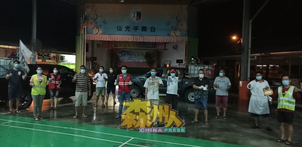 淡边民行消毒团队在完成消毒任务后，于亚依昆宁新村华小校园留下倩影。