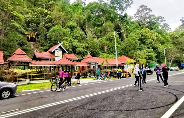 瓜拉庇劳的安西山及断崖岭旧路，已有很多民众迫不及待前往登山，山脚下也有民众在骑脚踏车及慢跑。