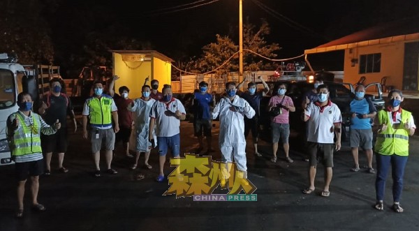 淡边民行消毒团队在完成消毒任务后，在双溪杜亚某油棕收购站留影。