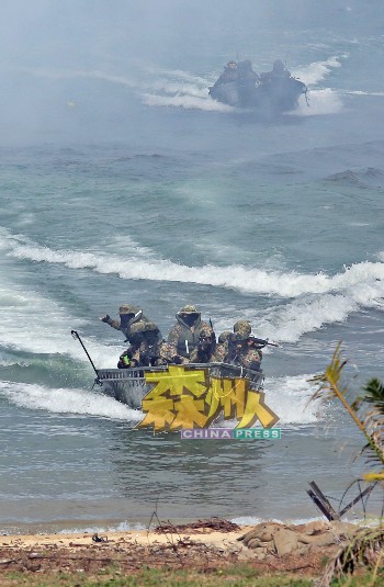 军事快艇冲向陆地，展开救援工作。