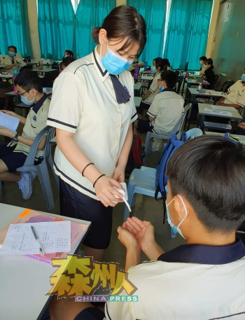 使用搓手液已经成为新常态，波德申中华中学的学生在2021年初回校上课时，在班上履行勤洗手的标准作业程序。
