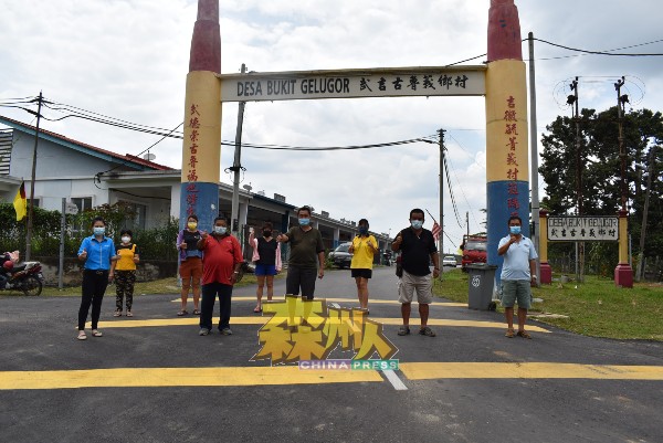 武吉古鲁莪新村完成铺路工程，村民对工程感到满意。