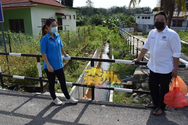 陈政阳（右）上任巴力丁宜联邦村长首个计划是提升村内排水沟。