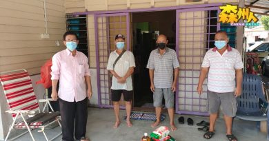 弄边中山华小校长 下乡家访 指导上网课窍门