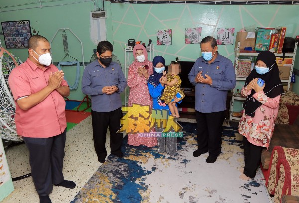 阿米努丁（右2）和莫哈末拉菲依（左2）联同宗教师及女童家属一同祈祷，祝愿女童伤势尽快痊愈。