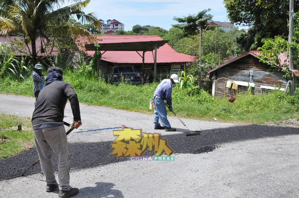 韩球丰路木屋区道路破损，马华芙蓉区会志工团经过合资1500令吉，于一天完成补路工作。