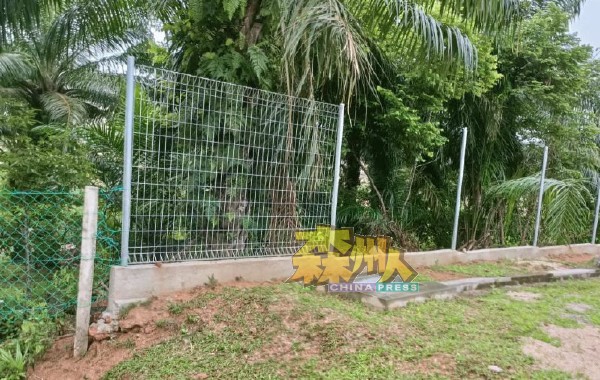 坟场原本有安装旧款篱笆（左），3周前才换上优质新款篱笆（右）。