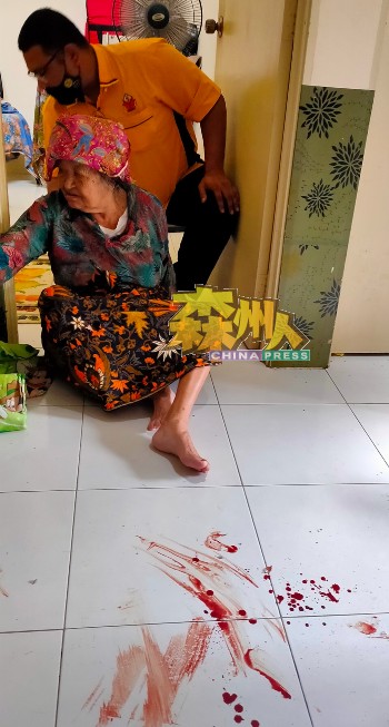 86岁的西蒂玛丽安头部被砸下的天花板击中，地面沾有鲜血。