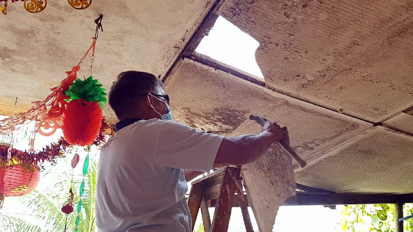 森州马华志工团花费5000令吉协助李江壮维修破漏的屋顶。