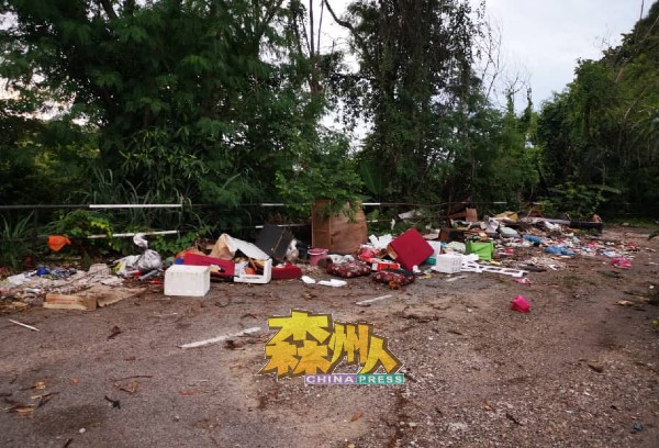 百美英比岸花园住宅区旁的空地成为了非法垃圾场。