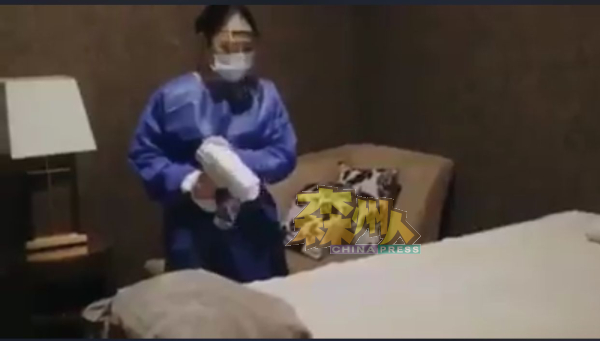 美容水疗院职员使用消毒喷雾器进行进毒工作。