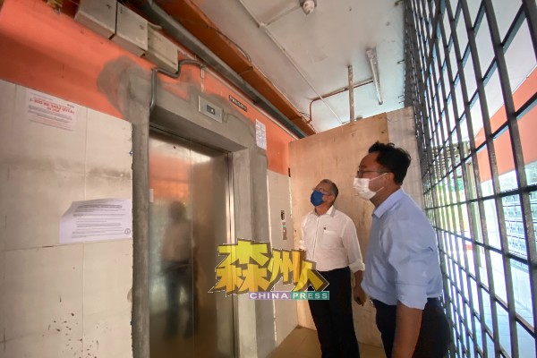 周世扬（左）及芙蓉市议员吴勇汉巡视十四楼A座组屋发生故障的新升降机。