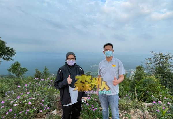 仁保县土地局主任纳瓦莫哈末阿敏（左）首次攀登马口泰梳山，并称赞山上风景优美。右为张聒翔。