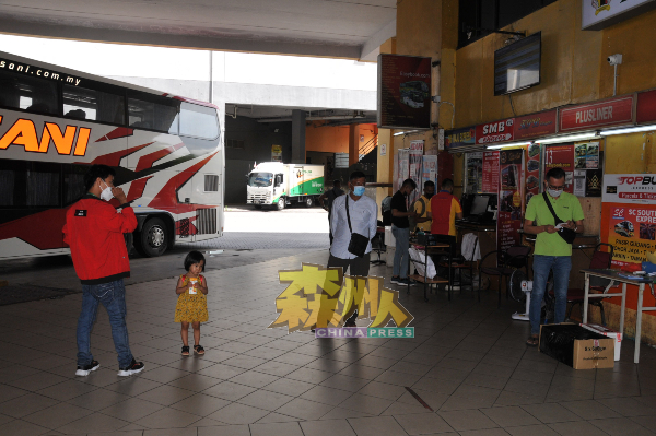 芙蓉第一巴士总站售票处出现部分购票人潮。