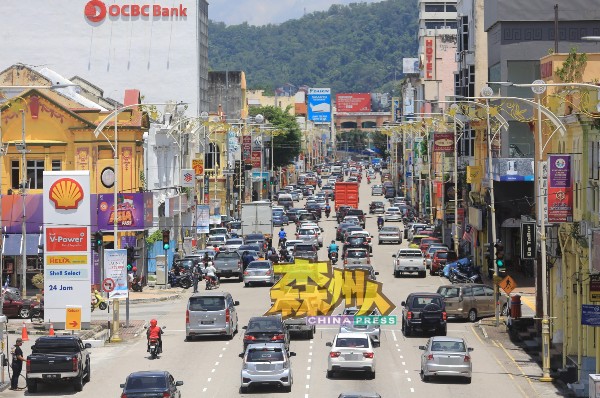 随着各领域开放，芙蓉市街道交通拥挤繁忙，很多时候出现长长的车龙。