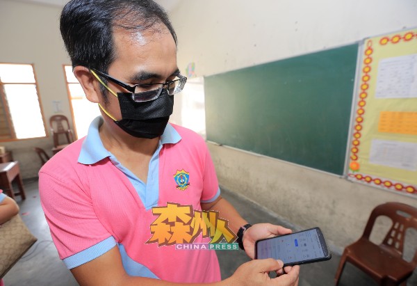 王伟延展示学校的网速能通过智能手机管理网速。