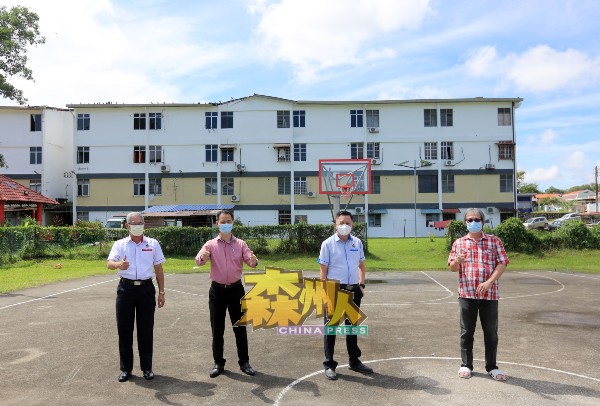 林佑星 （左2起）、 叶燿荣、叶国安到梅岭山庄篮球场，巡视已安装照明灯，更换篮球板的篮球场。