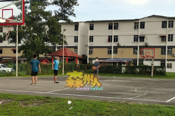 居民傍晚于梅岭山庄篮球场打球。