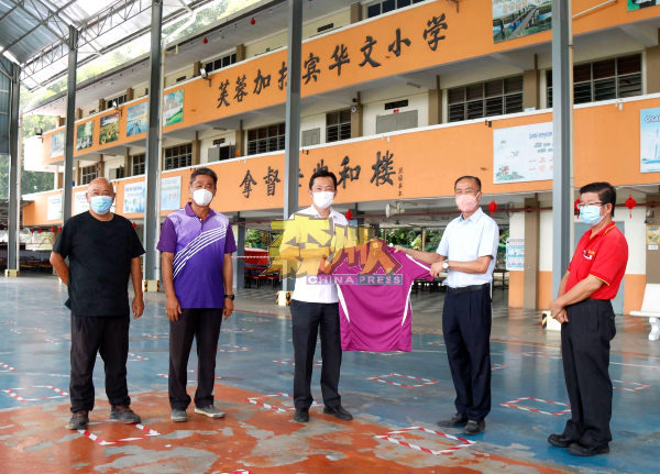 黄国强（右2起）赠送学校T恤予谢琪清。