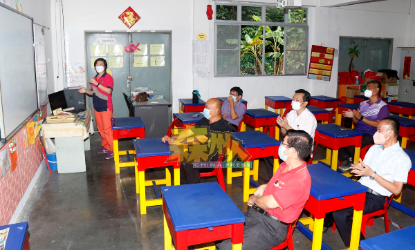 谢琪清与董家教成员在课室内体验网课教学乐趣。