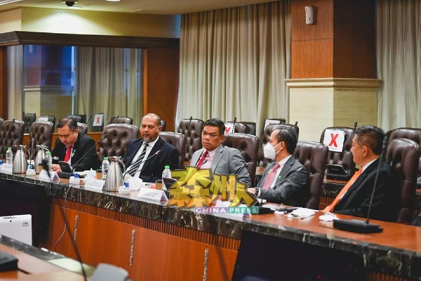 希盟多名代表在国会会议室出席政治稳定与转型谅解备忘录第三次会议。