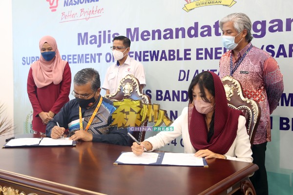马斯里（前排左）代表芙蓉市政局，与GSPARX 再生能源私人有限公司代表诺芝哈签署合约， 站者右起马斯米雅万、马哈末法里占。