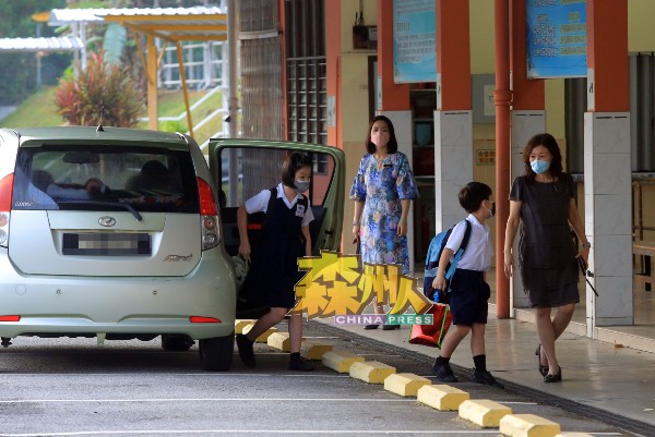 家长遵从校方指示，只将孩子载到校内范围，让孩子自行下车步入进入学校。