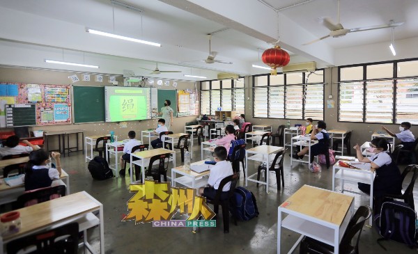 芙蓉国民小学A组学生于周一率先返校接受实体课。